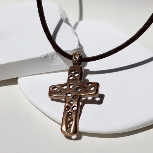 MN028X Collar Plata de Palo de hombre colección Kurai Yoru de cuero con cruz de bronce