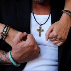 MN028X Collar Plata de Palo de hombre colección Kurai Yoru de cuero con cruz de bronce