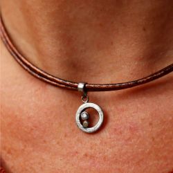 WN253X Collar Plata de Palo mujer de cuero colección ENSO con colgante círculo de plata 925 y un punto de bronce con circonita
