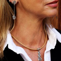 WN254X Collar PLATA DE PALO mujer de cuero modelo Yugen con colgante de tres espirales en plata de 1ª ley  925