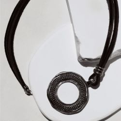 WN258X Collar PLATA DE PALO mujer colección Tetsu de cuero con colgante círculo en plata 925