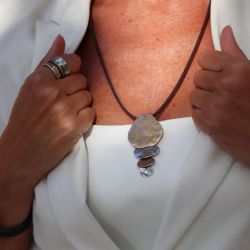 WN259X Collar PLATA DE PALO mujer modelo Zenchi de cuero con colgante de bronce y plata 925 elegante y moderno