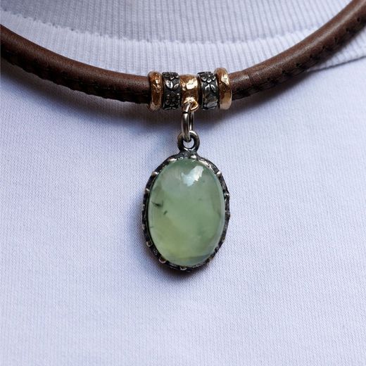 WN262X Collar Plata de Palo mujer de cuero color visón y colgante con piedra prehnita