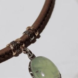 WN262X Collar Plata de Palo mujer de cuero color visón y colgante con piedra prehnita