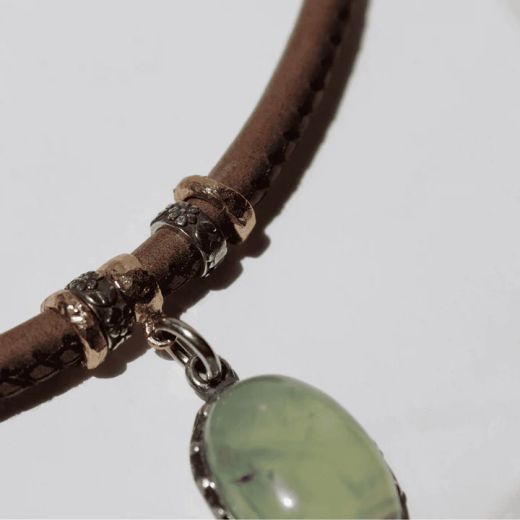 WN262X Collar Plata de Palo mujer de cuero color visón y colgante con piedra prehnita