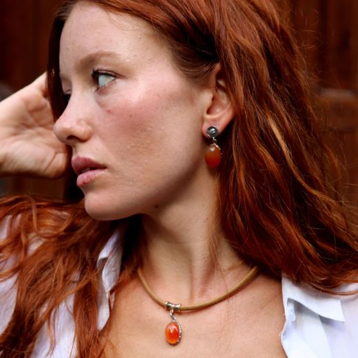 WN255X Collar PLATA DE PALO mujer modelo Rin de cuero color camel y colgante de cornalina