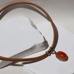 WN255X Collar PLATA DE PALO mujer modelo Rin de cuero color camel y colgante de cornalina