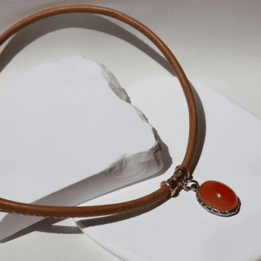 WN255X Collar PLATA DE PALO mujer modelo Rin de cuero color camel y colgante de cornalina