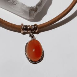 WN255X Collar PLATA DE PALO mujer modelo Rin de cuero color camel y colgante de cornalina