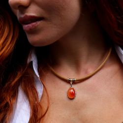 WN255X Collar PLATA DE PALO mujer modelo Rin de cuero color camel y colgante de cornalina