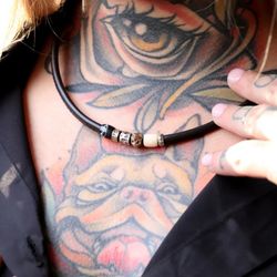 Collar Sukku SN043X Colgante PLATA DE PALO con resina blanca y negra