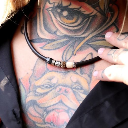 Collar Sukku SN043X Colgante PLATA DE PALO con resina blanca y negra