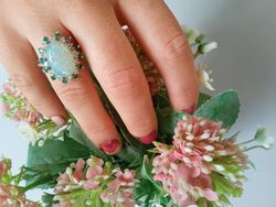 Anillo mujer oro blanco montado con Ópalo, Esmeraldas y Brillantes