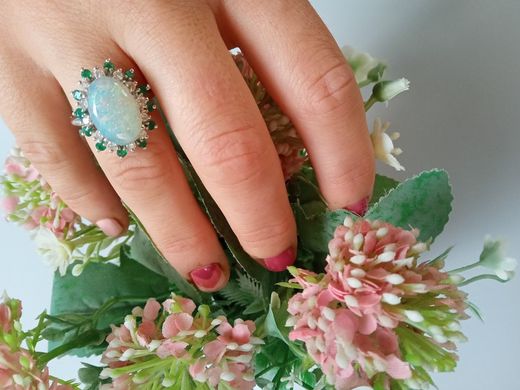 Anillo mujer oro blanco montado con Ópalo, Esmeraldas y Brillantes