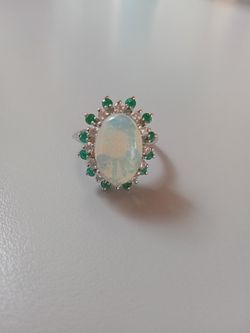 Anillo oro blanco montado con Ópalo, Esmeraldas y Brillantes