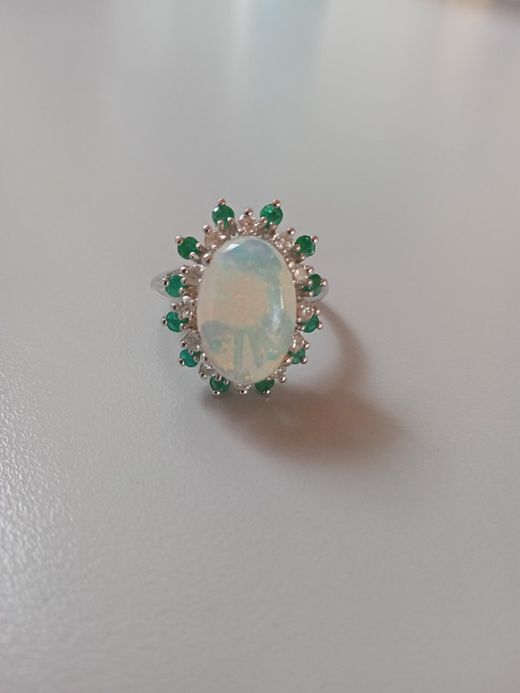 Anillo mujer oro blanco montado con Ópalo, Esmeraldas y Brillantes