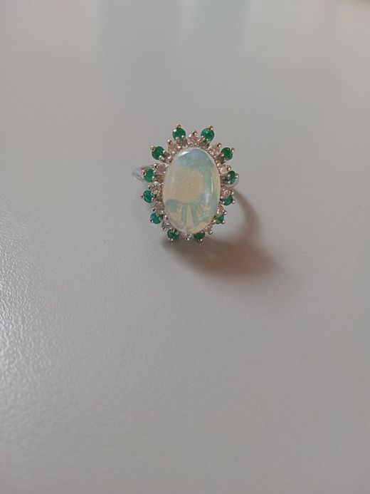 Anillo mujer oro blanco montado con Ópalo, Esmeraldas y Brillantes
