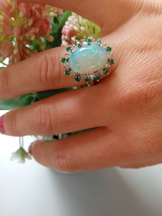 Anillo mujer oro blanco montado con Ópalo, Esmeraldas y Brillantes