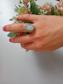 Anillo mujer oro blanco montado con Ópalo, Esmeraldas y Brillantes