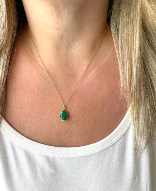 Gargantilla colgante mujer en oro 18K con forma de lágrima y piedra verde color Jade
