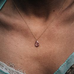 Gargantilla en oro de ley 18K mujer tipo lágrima con piedra rosa de francia