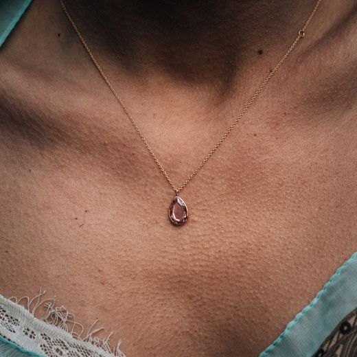 Gargantilla en oro de ley 18K mujer tipo lágrima con piedra rosa de francia