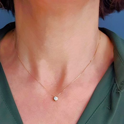 Colgante chatón parte trasera forrada de mujer en oro 18k con circonita en su interior, moderno y elegante