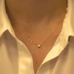 Colgante chatón parte trasera forrada de mujer en oro 18k con circonita en su interior, moderno y elegante