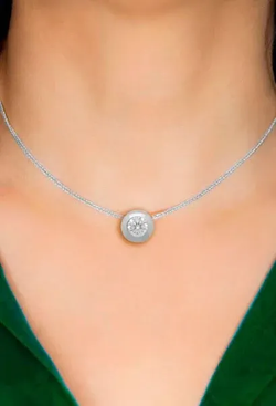 Gargantilla colgante con chatón de mujer en oro blanco 18k con circonita parte trasera esta forrada