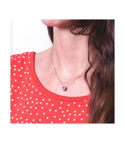 Gargantilla colgante mujer con chatón en oro blanco de 18 ktes con circonita en talla brillante engastada con bisel y cadena forzada de 1 mm