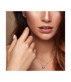 Gargantilla colgante mujer con chatón en oro blanco de 18 ktes con circonita en talla brillante engastada con bisel y cadena forzada de 1 mm