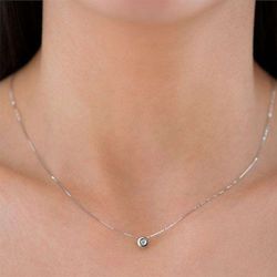 Colgante chatón de mujer en oro blanco 18k en el centro una circonita con talla brillante