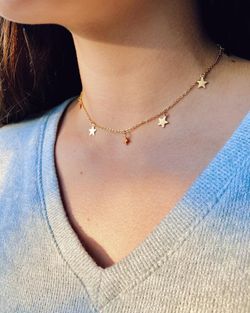 Gargantilla en oro 18K de mujer con cadena forzada decorada con siete estrellas colgando
