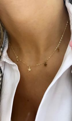 Gargantilla en oro 18K de mujer con cadena forzada decorada con siete estrellas colgando