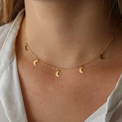 Gargantilla collar de mujer elaborado en oro de ley 18K cadena forzada decorada con siete lunas
