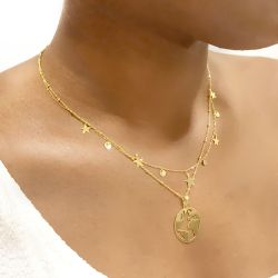 Gargantilla mujer en oro de 18K con charms de estrellas, corazones, lunas y círculos fino y elegante