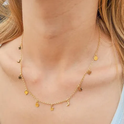Gargantilla mujer en oro de 18K con charms de estrellas, corazones, lunas y círculos fino y elegante