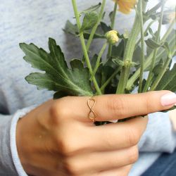Guile4 Anillo en oro de 18K con motivo infinito ideal para combinar con otras joyas