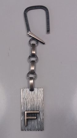 Llavero personalizado en plata de ley curioso con inicial bonito y elegante