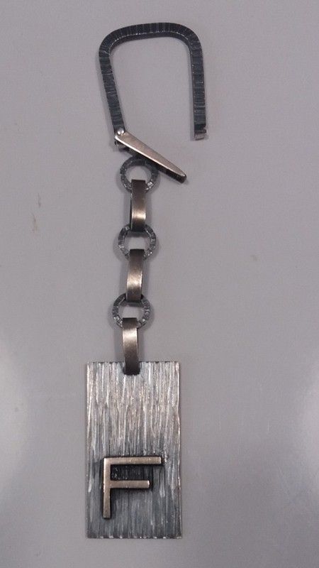 Llavero personalizado en plata de ley curioso con inicial bonito y elegante