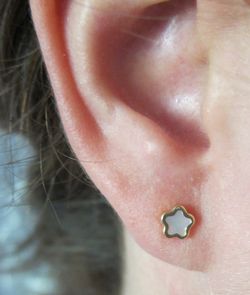 0196 Pendientes de oro y nácar flor trébol