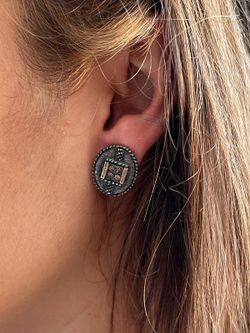 Pendientes de mujer ovalados en plata envejecida, oro y cuatro rubís cierre omega