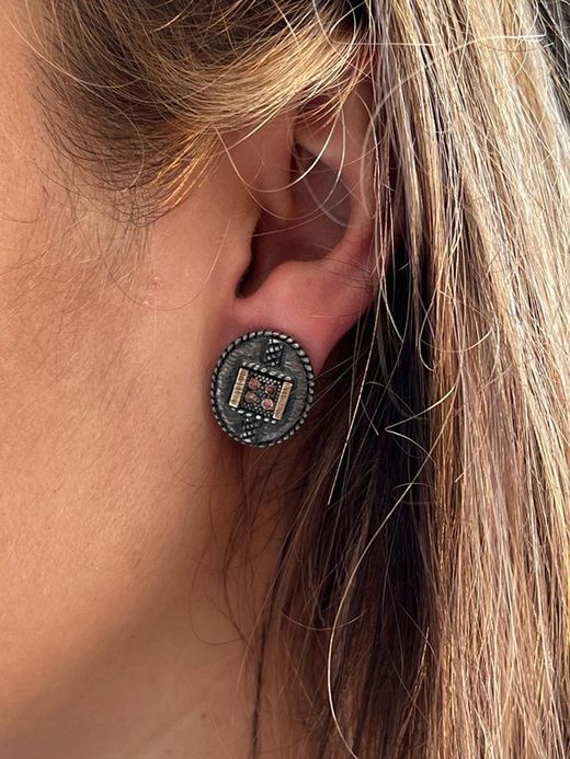 Pendientes de mujer ovalados en plata envejecida, oro y cuatro rubís cierre omega