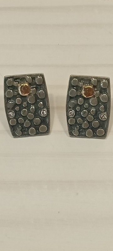 Pendientes de plata oxidada con botones de oro y zafiros