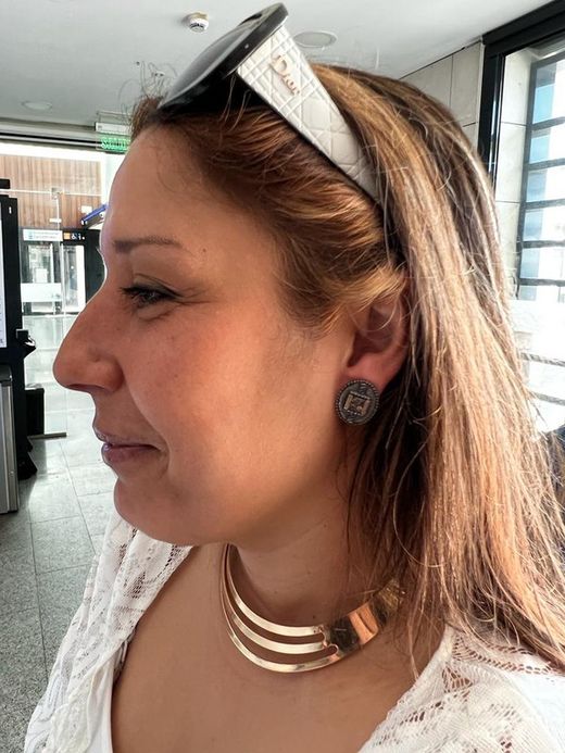 Pendientes de mujer ovalados en plata envejecida, oro y cuatro rubís cierre omega