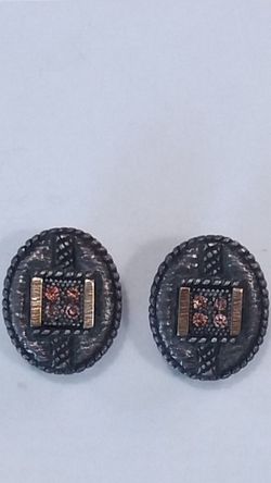Pendientes de mujer ovalados en plata envejecida, oro y cuatro rubís cierre omega