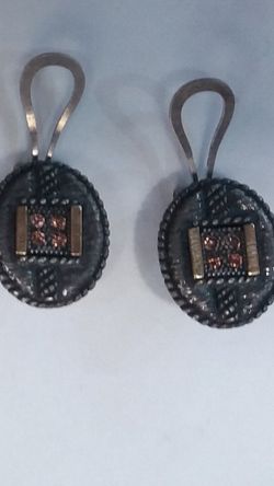 Pendientes de mujer ovalados en plata envejecida, oro y cuatro rubís cierre omega