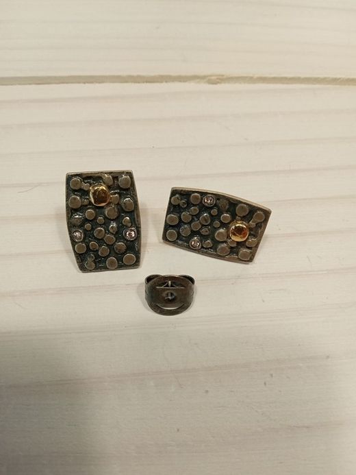 Pendientes de plata oxidada con botones de oro y zafiros