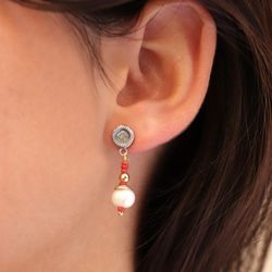 Pendientes Plata de Palo mujer de bolas color rojo y perla Referencia WE186R con bolas de cristal de Java con un intenso tono rojo