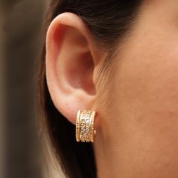 WE172G Pendientes Plata de Palo mujer elaborados en bronce chapados en oro con circonitas blancas diseño clásico, moderno y atemporal